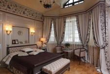 Фото интерьера спальни трехэтажного дома в современной классике