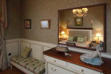 Фото интерьера гостевой комнаты трехэтажного дома в современной классике