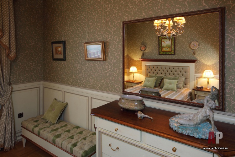 Фото интерьера гостевой комнаты трехэтажного дома в современной классике
