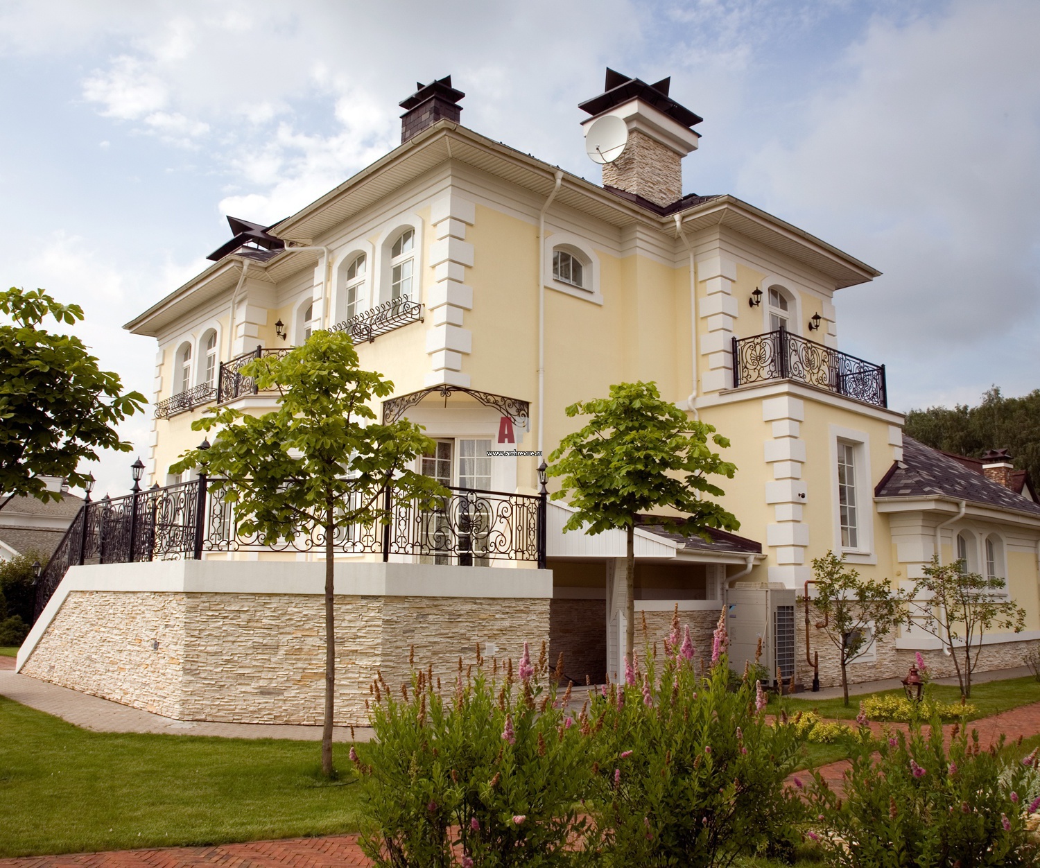 Дом винчестеров сан-хозе калифорния. Одноэтажный сельский дом во франции. Зачарованные особняк холливелл. Особняк вики цыгановой. Дом ксении бородиной и курбана.