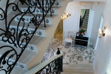Фото лестницы загородного дома в стиле эклектика