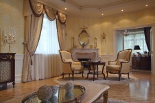 Фото интерьера гостиной трехэтажной квартиры в классике