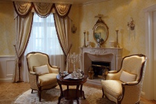 Фото интерьера каминной трехэтажной квартиры в классике