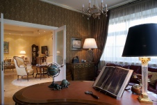 Фото интерьера кабинета трехэтажной квартиры в классике