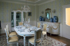 Фото интерьера столовой трехэтажной квартиры в классике