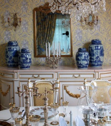 Фото интерьера столовой трехэтажной квартиры в классике