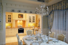 Фото интерьера кухни трехэтажной квартиры в классике