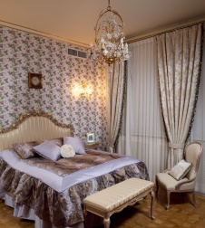 Фото интерьера спальни трехэтажной квартиры в классике