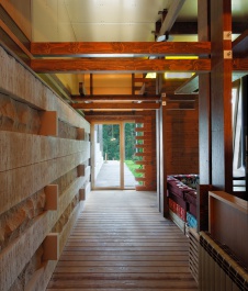 Фото интерьера входной зоны загородного дома в эко стиле