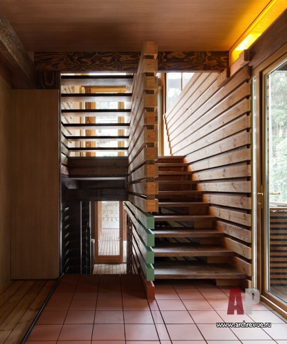 Фото лестницы загородного дома в эко стиле