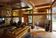Фото интерьера гостиной загородного дома в эко стиле