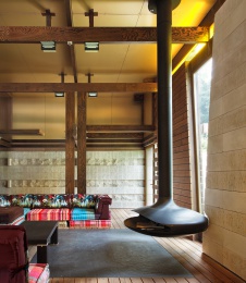 Фото интерьера каминной загородного дома в эко стиле