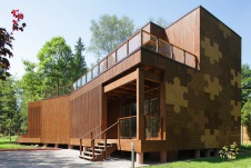 Фото фасада деревянного загородного дома в эко стиле