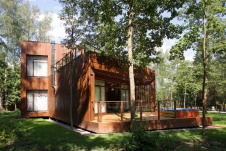 Фото фасада деревянного загородного дома в эко стиле