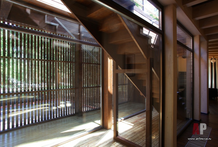 Фото лестничного холла деревянного загородного дома в эко стиле