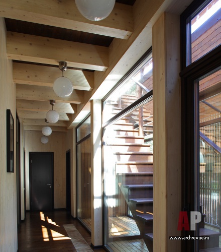Фото лестничного холла деревянного загородного дома в эко стиле