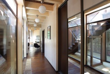 Фото входной зоны деревянного загородного дома в эко стиле