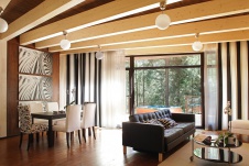 Фото интерьера гостиной деревянного загородного дома в эко стиле