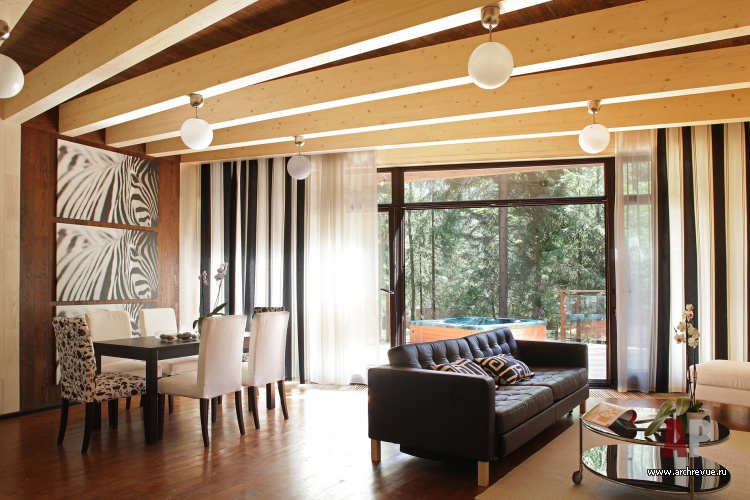 Фото интерьера гостиной деревянного загородного дома в эко стиле