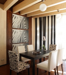 Фото интерьера столовой деревянного загородного дома в эко стиле
