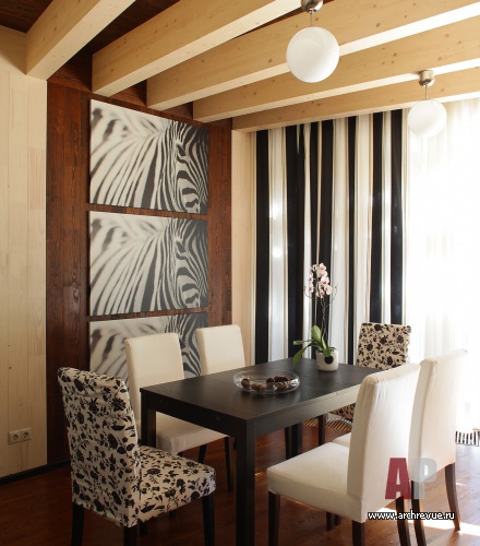 Фото интерьера столовой деревянного загородного дома в эко стиле