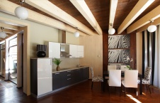 Фото интерьера кухни деревянного загородного дома в эко стиле