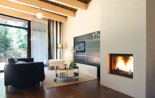 Фото интерьера каминной деревянного загородного дома в эко стиле