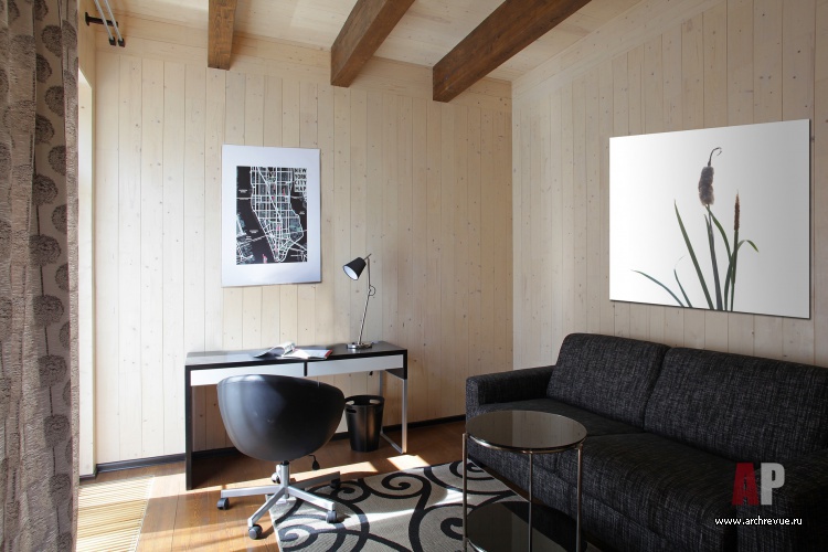 Фото интерьера кабинета деревянного загородного дома в эко стиле