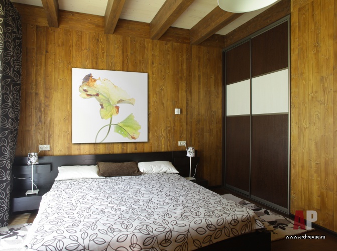Фото интерьера спальни деревянного загородного дома в эко стиле
