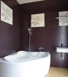 Фото интерьера санузла деревянного загородного дома в эко стиле