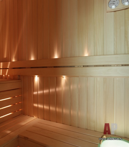Фото интерьера сауны деревянного загородного дома в эко стиле