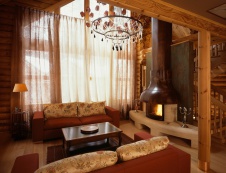 Деревянный дом с мансардой и бассейном 