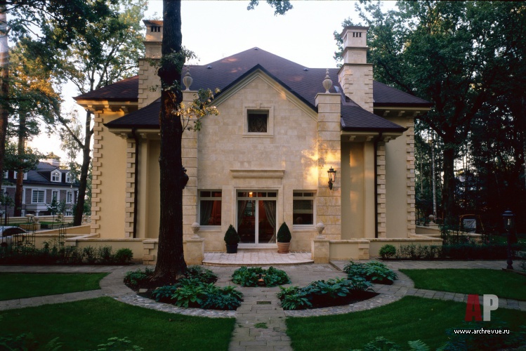 Фото фасада загородного дома в классическом стиле
