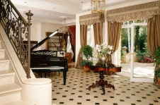 Фото интерьера гостиной загородного дома в классическом стиле