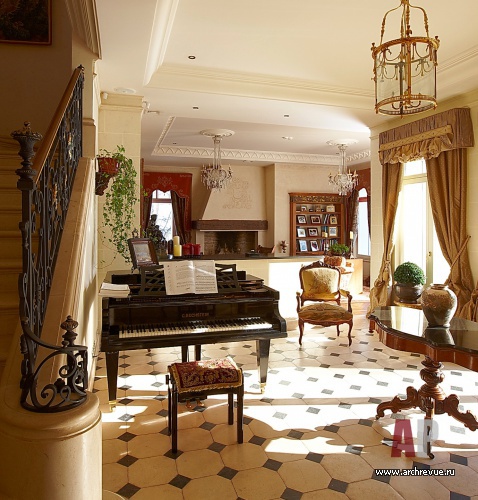 Фото интерьера гостиной загородного дома в классическом стиле 