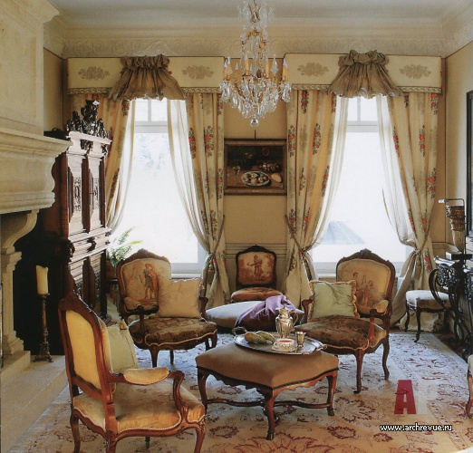 Фото интерьера гостиной загородного дома в классическом стиле 