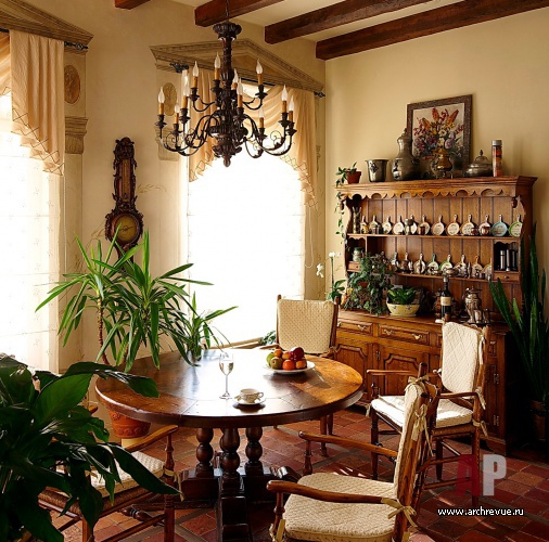 Фото интерьера столовой загородного дома в классическом стиле