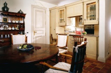 Фото интерьера кухни загородного дома в классическом стиле 