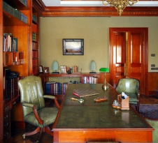Фото интерьера кабинета загородного дома в классическом стиле