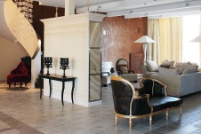 Фото интерьера входной зоны загородного дома в стиле фьюжн