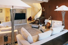 Фото интерьера гостиной загородного дома в стиле фьюжн