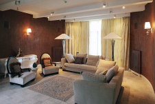 Фото интерьера гостиной загородного дома в стиле фьюжн