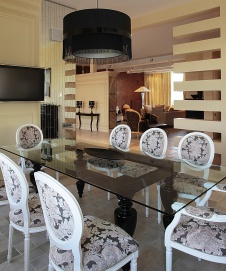 Фото интерьера столовой загородного дома в стиле фьюжн