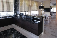 Фото интерьера кухни загородного дома в стиле фьюжн