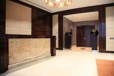 Фото интерьера входной зоны офиса в стиле фьюжн 