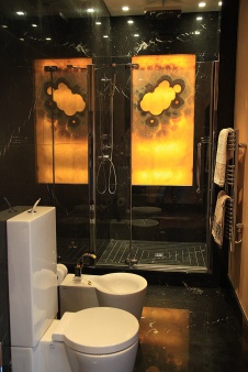 Фото интерьера санузла офиса в стиле фьюжн 