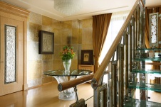 Фото интерьера входной зоны загородного дома в стиле ар-деко