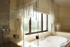 Фото интерьера санузла загородного дома в стиле ар-деко