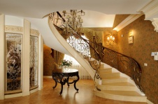 Фото интерьера входной зоны загородного дома в классическом стиле