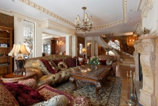 Фото интерьера гостиной загородного дома в классическом стиле